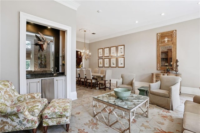 living room featuring crown molding, sink, and an inviting chandelier