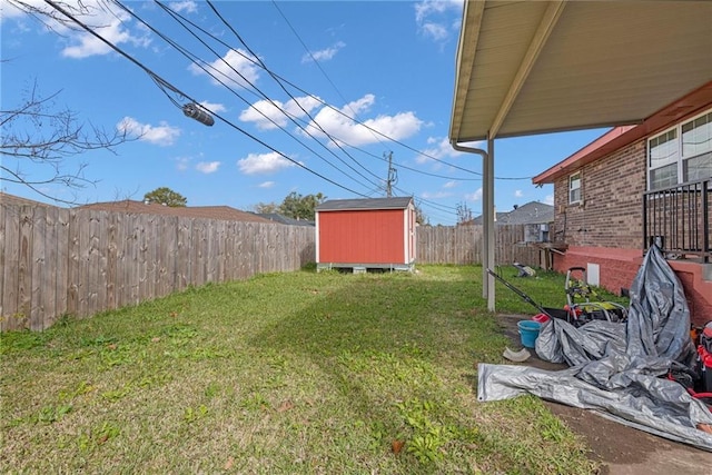 view of yard with a storage unit