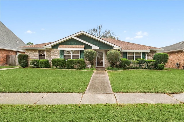 view of front facade featuring a front yard