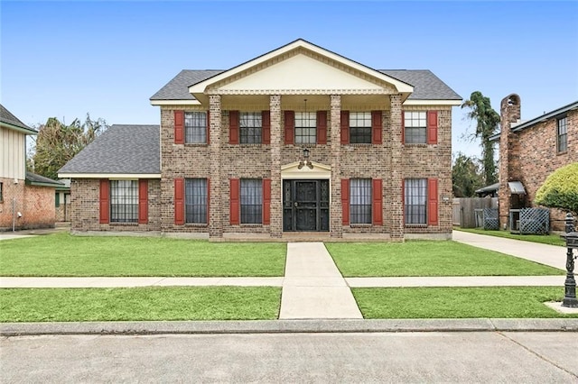 view of front of property featuring a front yard