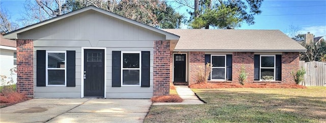 view of front of property with a front yard