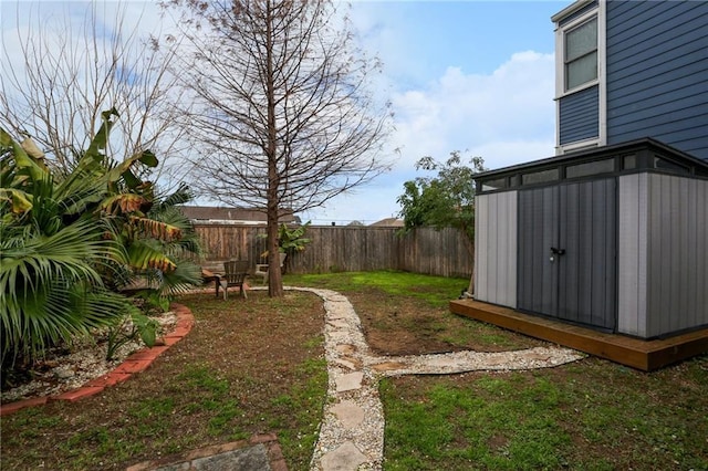 view of yard featuring a shed