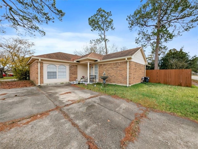 ranch-style home featuring a front lawn