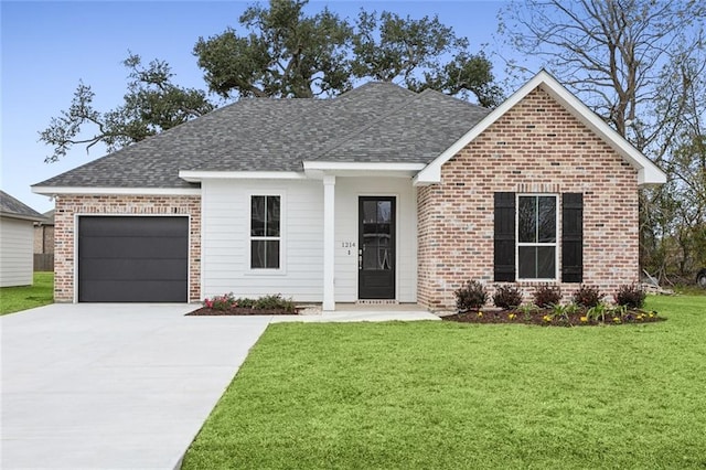 view of front facade featuring a front lawn and a garage