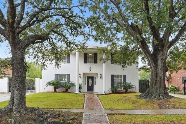 view of front facade with a front lawn