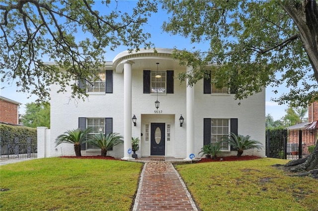 view of front facade with a front yard