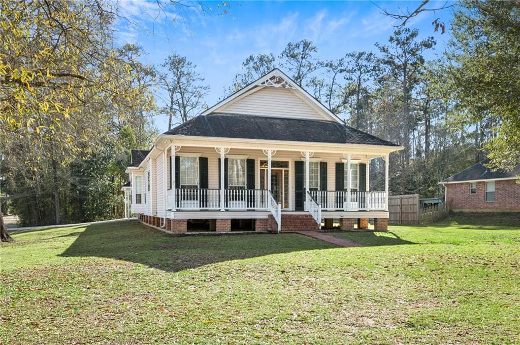 view of front facade with covered porch and a front yard