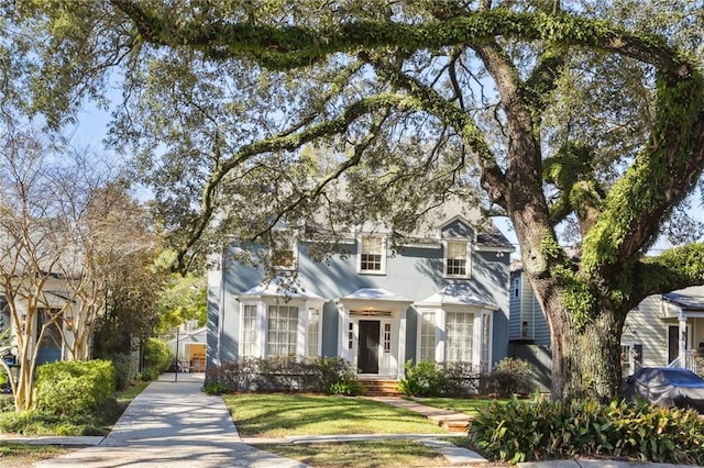 view of front facade featuring a front yard