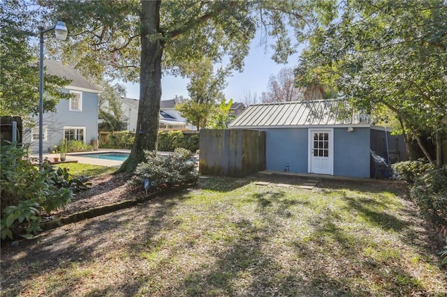 view of yard featuring a fenced in pool