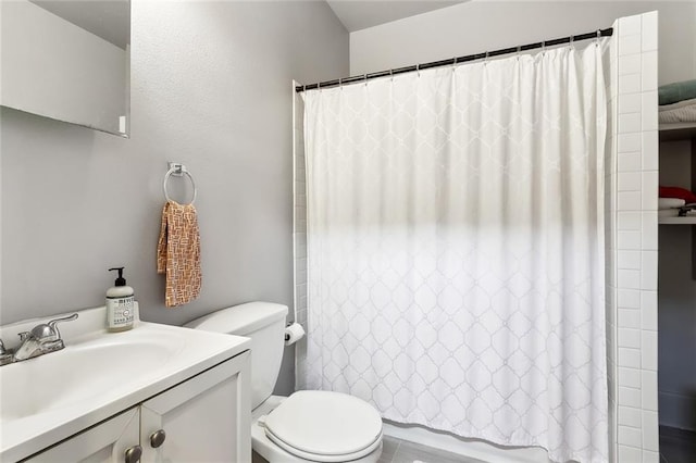 full bathroom with toilet, vanity, and shower / bath combo