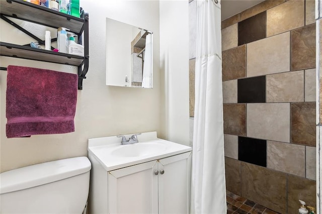 bathroom with toilet, vanity, and curtained shower