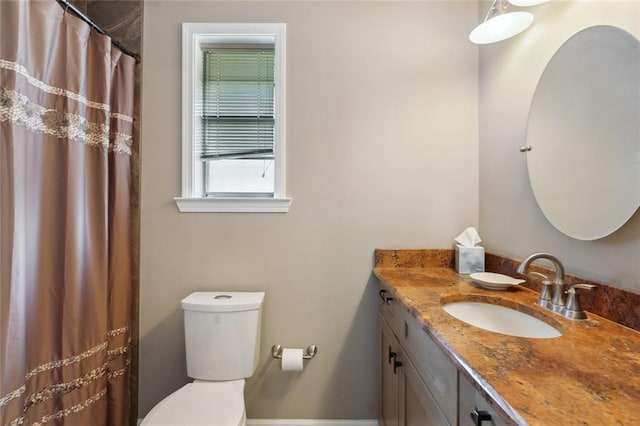 bathroom with a shower with curtain, vanity, and toilet