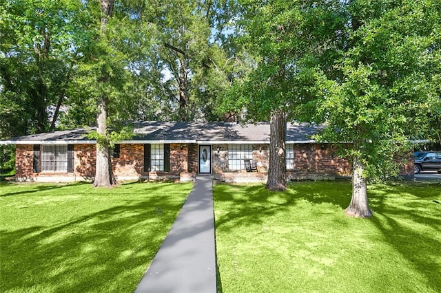 ranch-style home featuring a front lawn