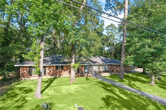 ranch-style home featuring a front lawn