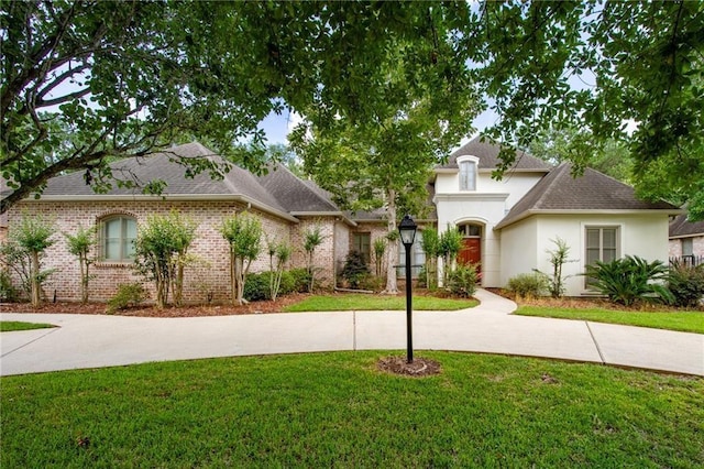 view of front facade featuring a front yard