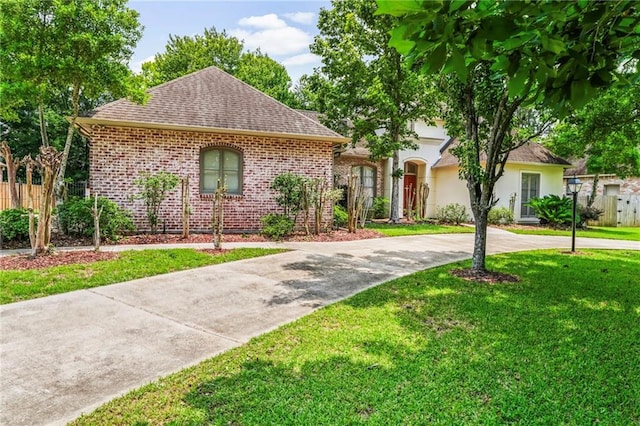 view of front facade featuring a front yard