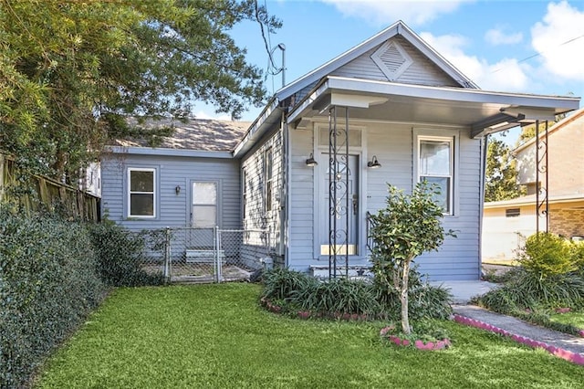 view of front facade featuring a front lawn and a porch