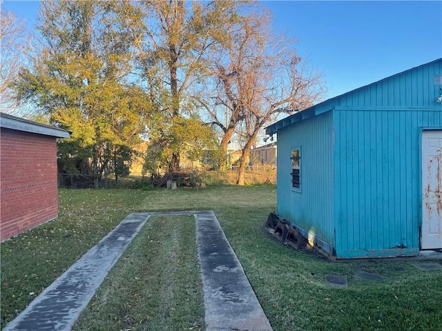 view of yard featuring a storage unit