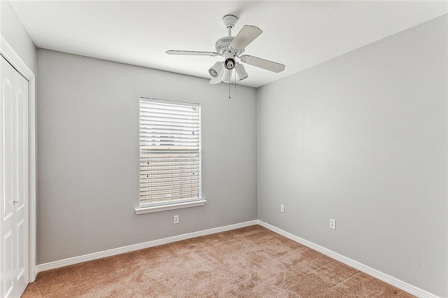 carpeted empty room featuring ceiling fan