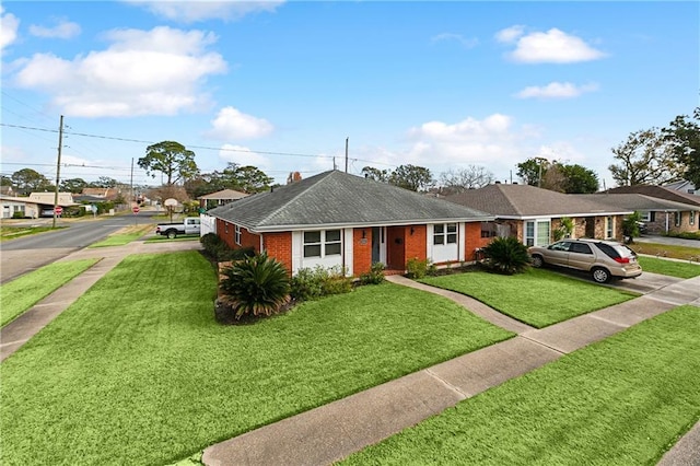 view of front of property featuring a front lawn