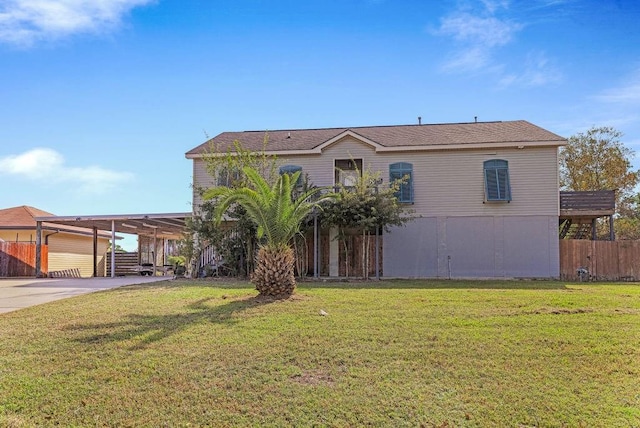 view of front facade featuring a carport and a front lawn