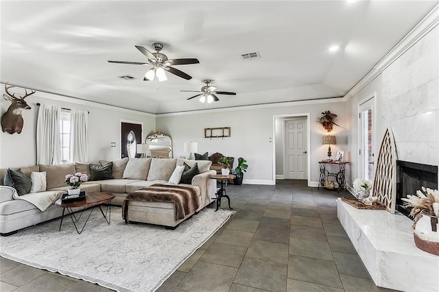 living area featuring visible vents, baseboards, ceiling fan, and ornamental molding