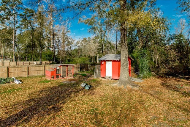 view of yard with a storage shed