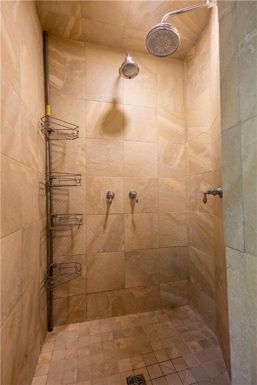 full bathroom featuring a tile shower