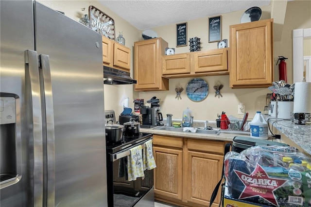 kitchen with stainless steel refrigerator with ice dispenser, sink, a textured ceiling, and electric range