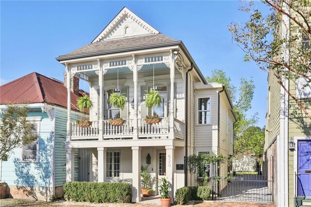 view of front of home featuring a balcony