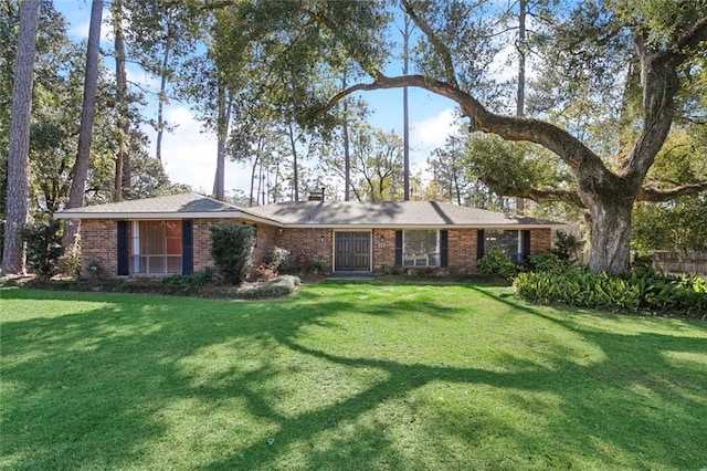 ranch-style home featuring a front lawn