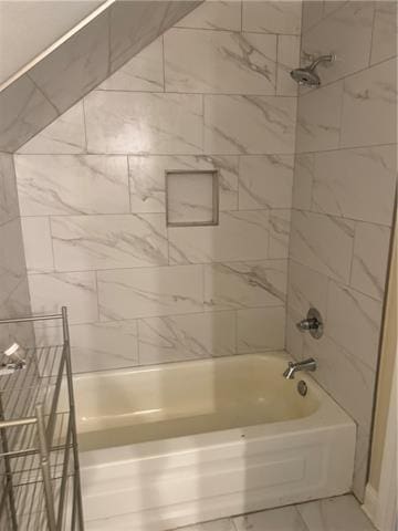 bathroom featuring tiled shower / bath