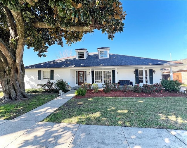 view of front facade with a front yard