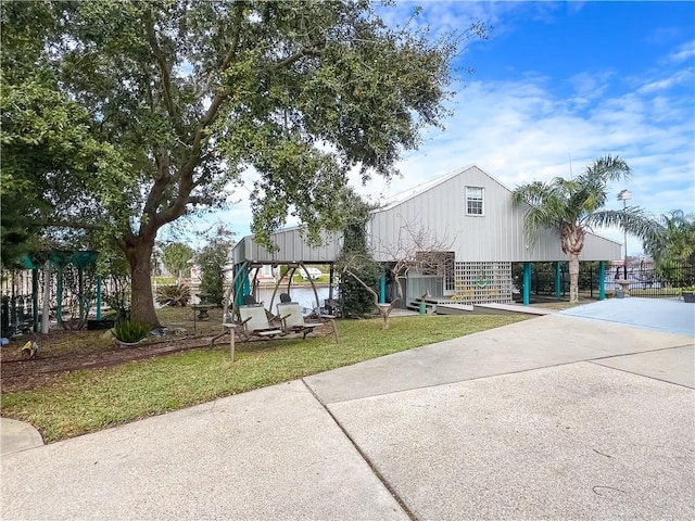 view of front of property featuring a front yard