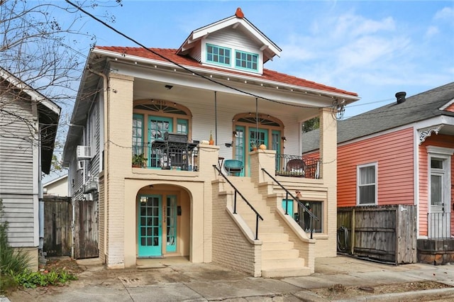 view of front facade featuring a balcony