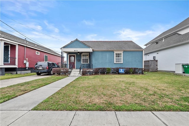 view of front of property featuring a front lawn