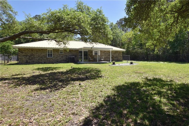 view of yard featuring a patio area