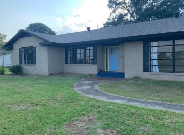 single story home featuring a front yard