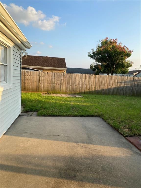 view of yard featuring a patio