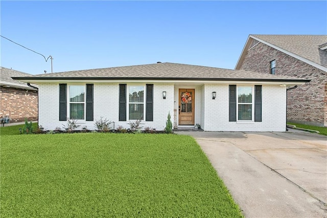 ranch-style home featuring a front lawn