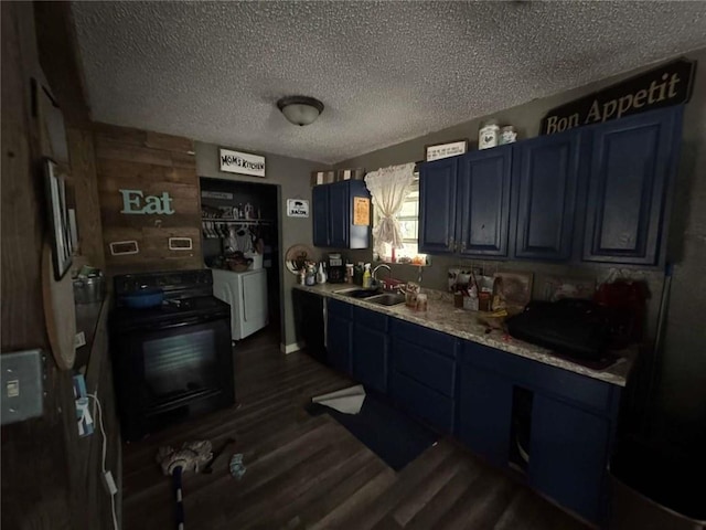 kitchen featuring dark wood-type flooring, blue cabinets, black electric range oven, sink, and independent washer and dryer