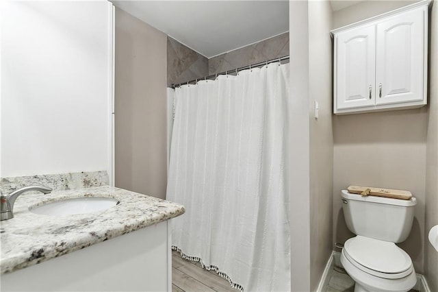 bathroom with a shower with curtain, vanity, and toilet