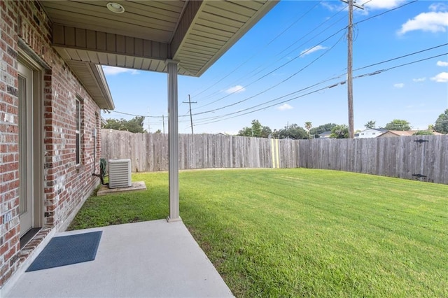 view of yard featuring a patio area