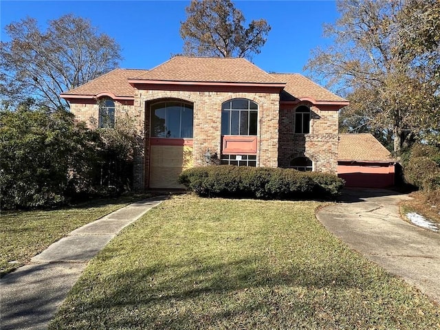 view of front of property featuring a front lawn