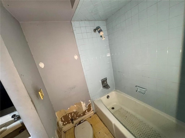 bathroom with tiled shower / bath combo