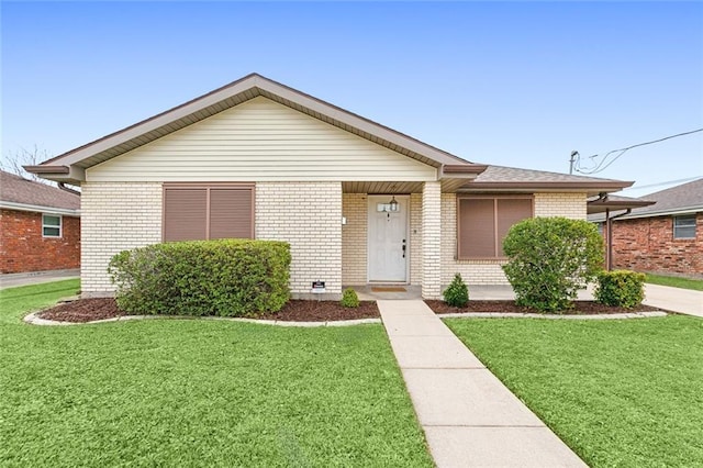 ranch-style house featuring a front lawn and brick siding