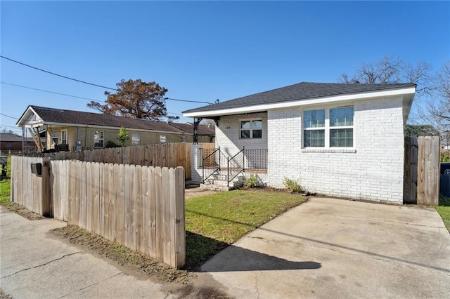 view of front facade featuring a front yard