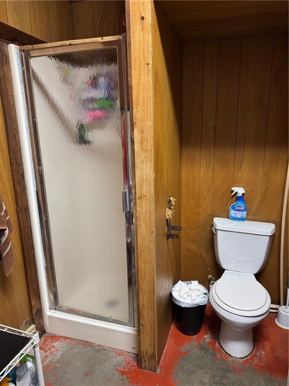 17120 Kat Kaw Rd, Franklinton, LA 70438 - bathroom featuring a shower stall, toilet, and concrete floors