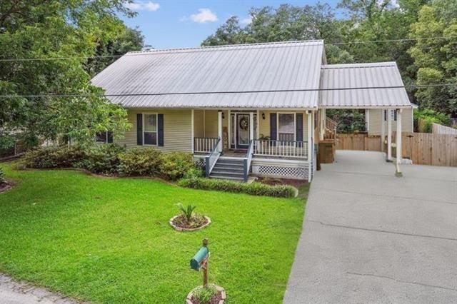 view of front of house featuring a porch and a front lawn