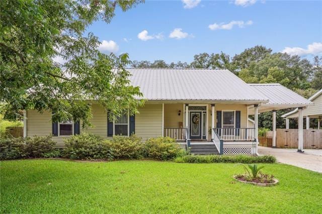 view of front of home featuring a porch and a front yard